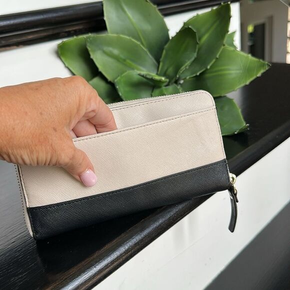 Kate Spade Zip-Around Saffiano Leather Wallet Black off-white  Wristlet clutch - Picture 3 of 8